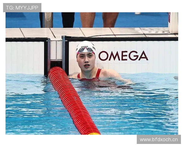 张雨霏训练间隙竟然坐地上划水，感觉和她泳池外的豪宅差太远了！