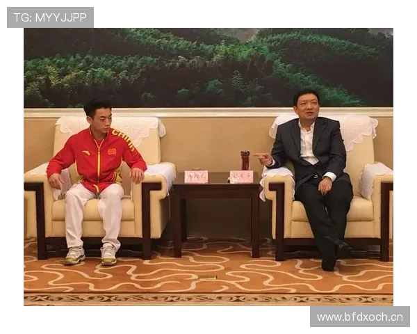 邹敬园家里摆满奖杯，邻居以为开了个小金库